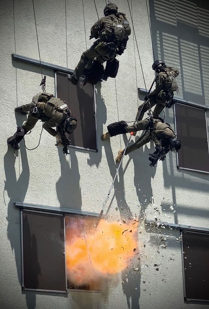 Specialna enota policije (Rdeči panterji) 9