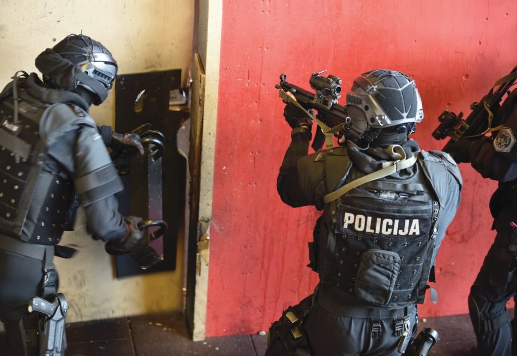 Specialna enota policije (Rdeči panterji) 4