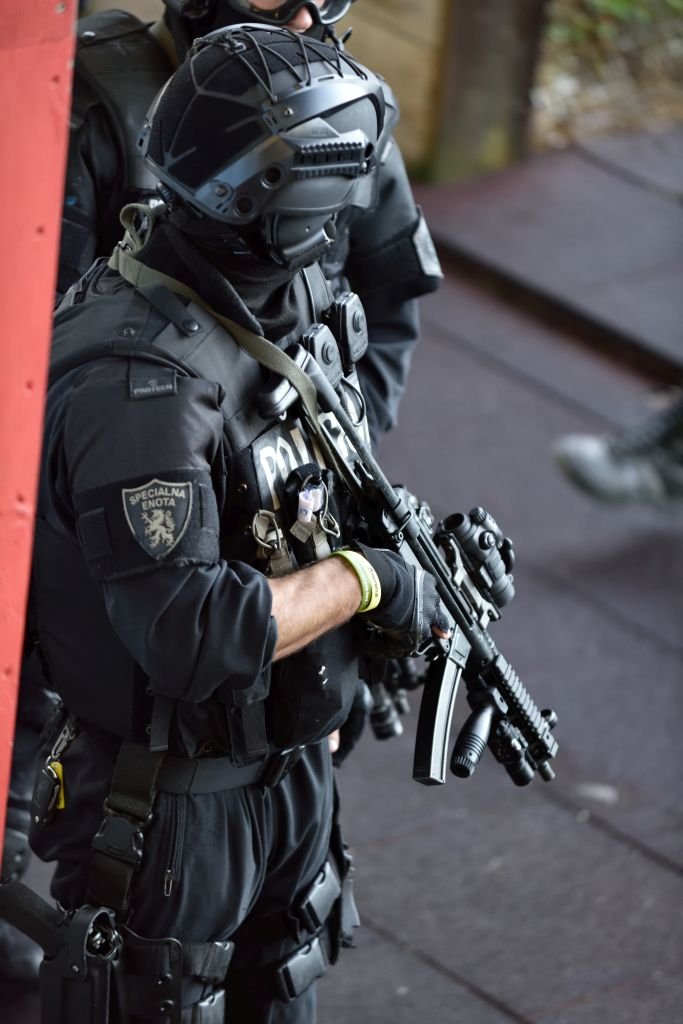 Specialna enota policije (Rdeči panterji) 6